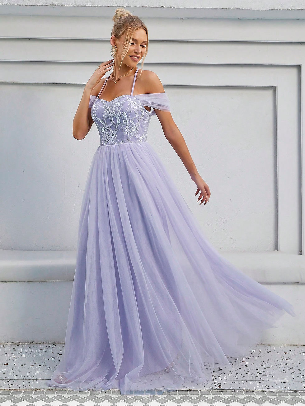 ภาพขนาดย่อ: Contrast Lace Cold Shoulder Mesh Wedding Dress