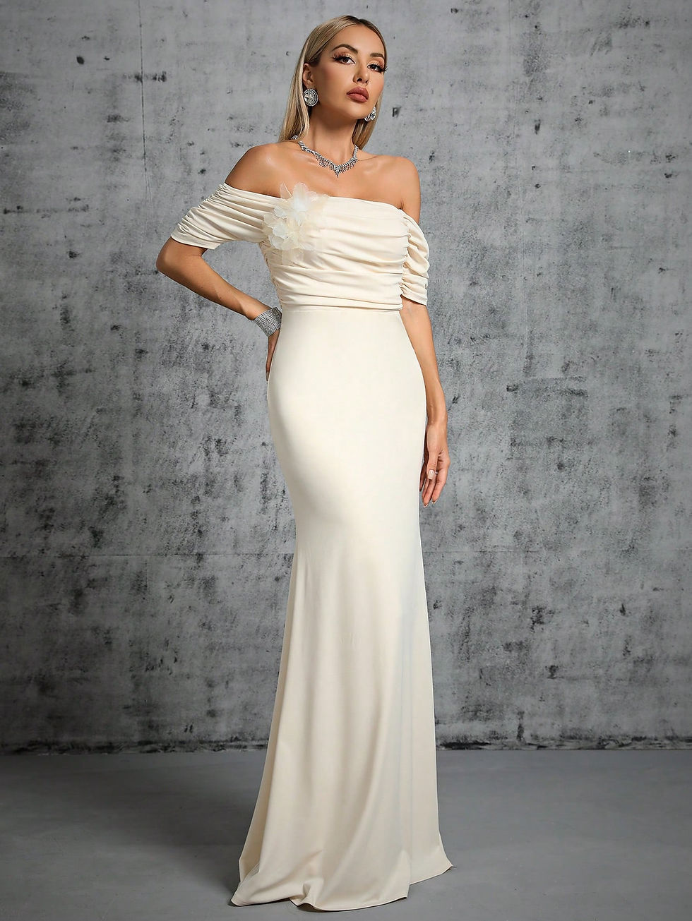 थंबनेल: Off Shoulder Ruched Mermaid Hem Wedding Dress