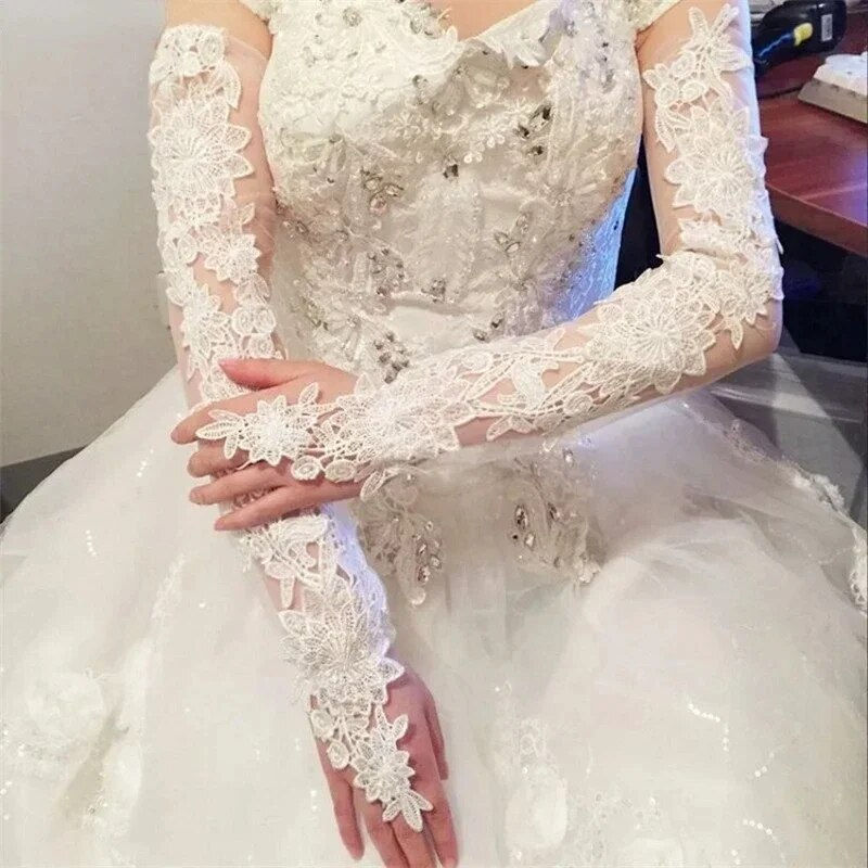 Μικρογραφία: Elegant Beaded Lace Satin Short Bridal Gloves 2023 Fingerless Wedding Gloves Wh