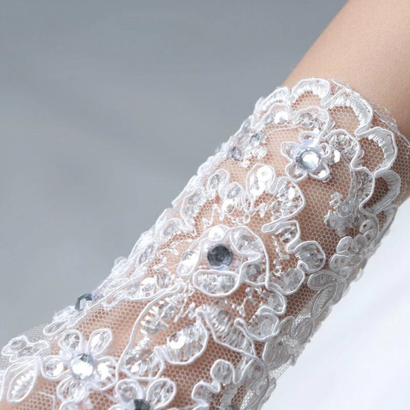 Imej kecil: Bridal Gloves Elegant Short White Lace Rhinestone Women's Fingerless Gloves Wed