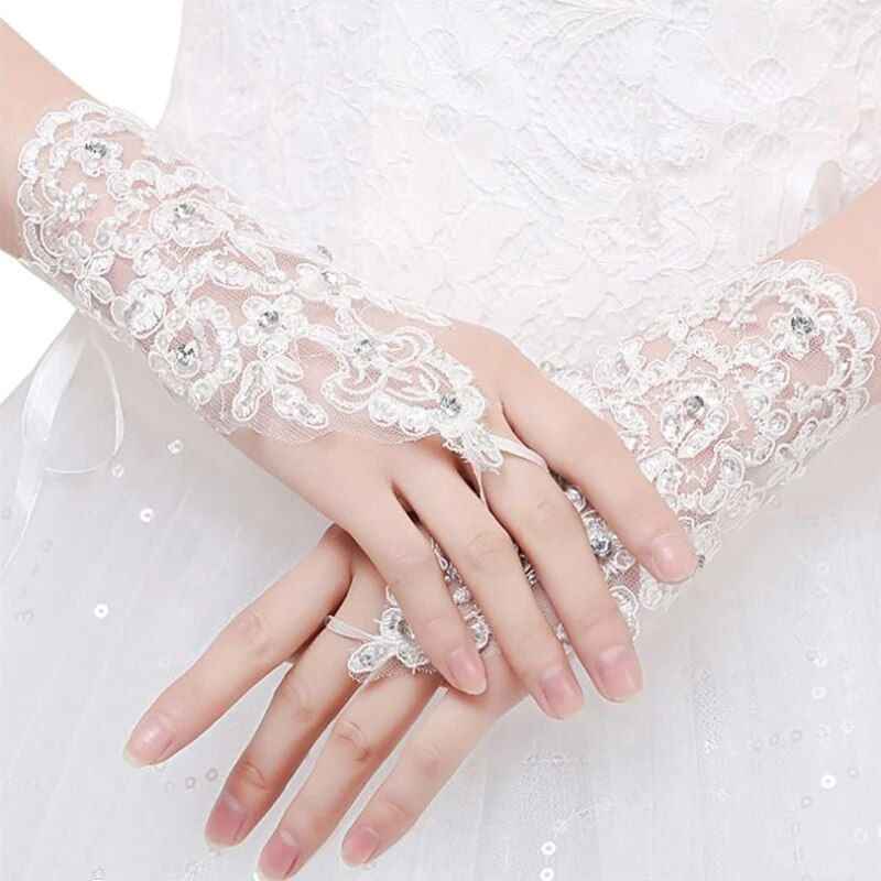 Imej kecil: Bridal Gloves Elegant Short White Lace Rhinestone Women's Fingerless Gloves Wed