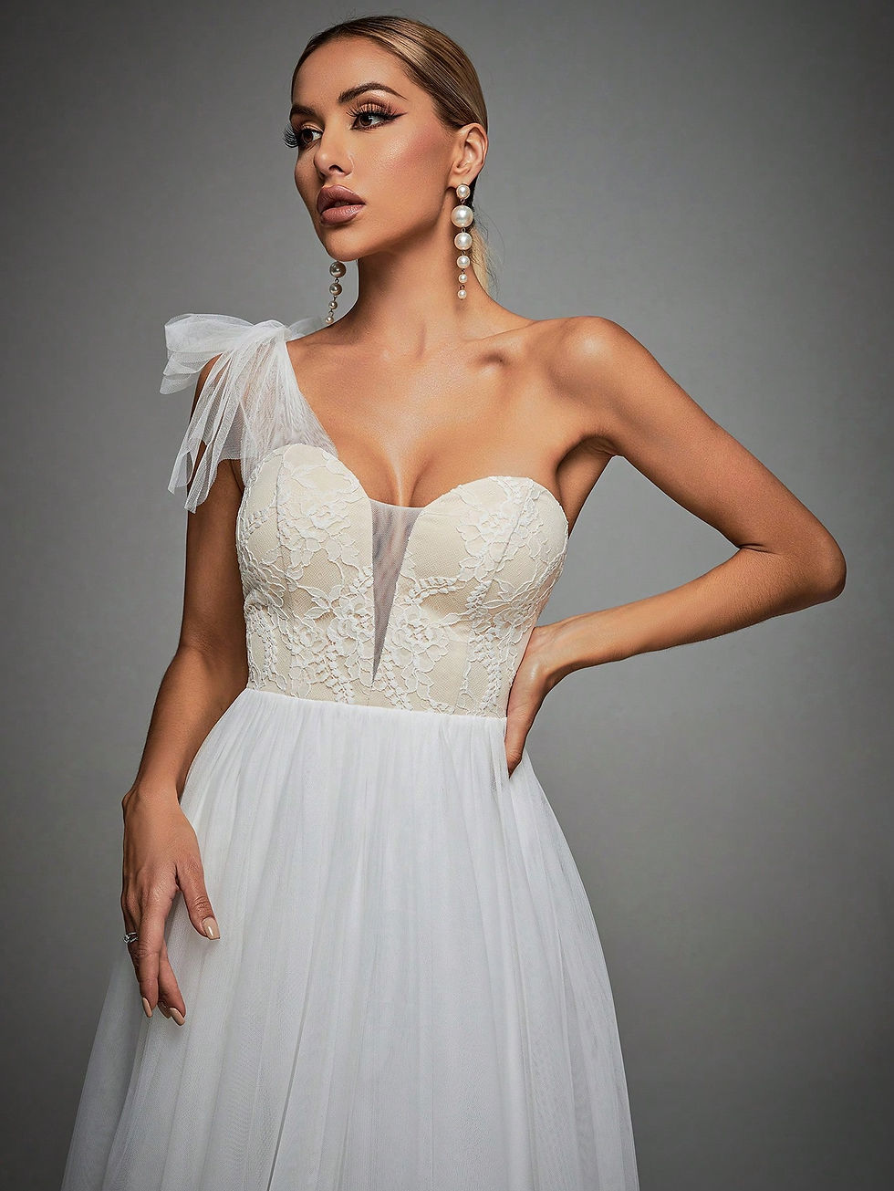 Thumbnail: Knot Shoulder Mesh Wedding Dress