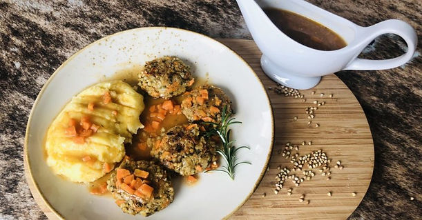 Buchweizen-Bratlinge mit selbstgemachter Bratensoße