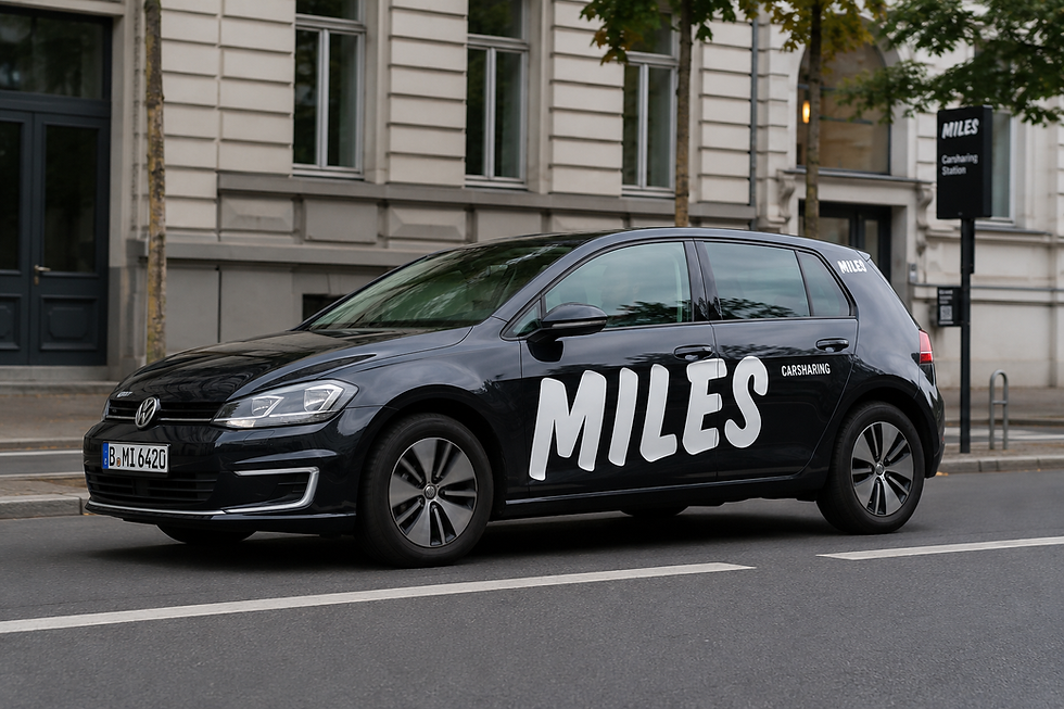 Schwarzes Auto mit MILES Aufschrift vor einem Wohnhaus auf der Straße