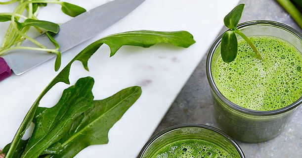 Power-Booster-Smoothie mit Löwenzahn