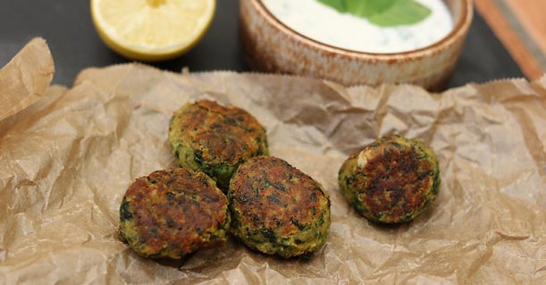 Superfood Kichererbsen: Spinat-Falaffel mit Minz-Joghurt