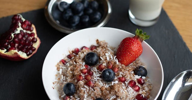 Buchweizen-Porridge mit frischen Früchten