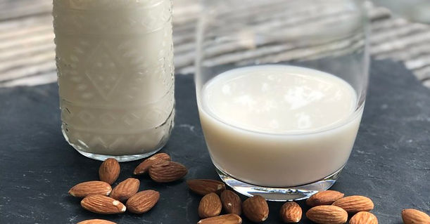 Leckere Mandel- oder Cashewmilch. Einfach selbst machen