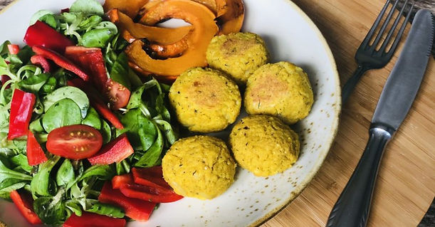 Würzige Hirsebällchen mit Salat und Kürbisspalten