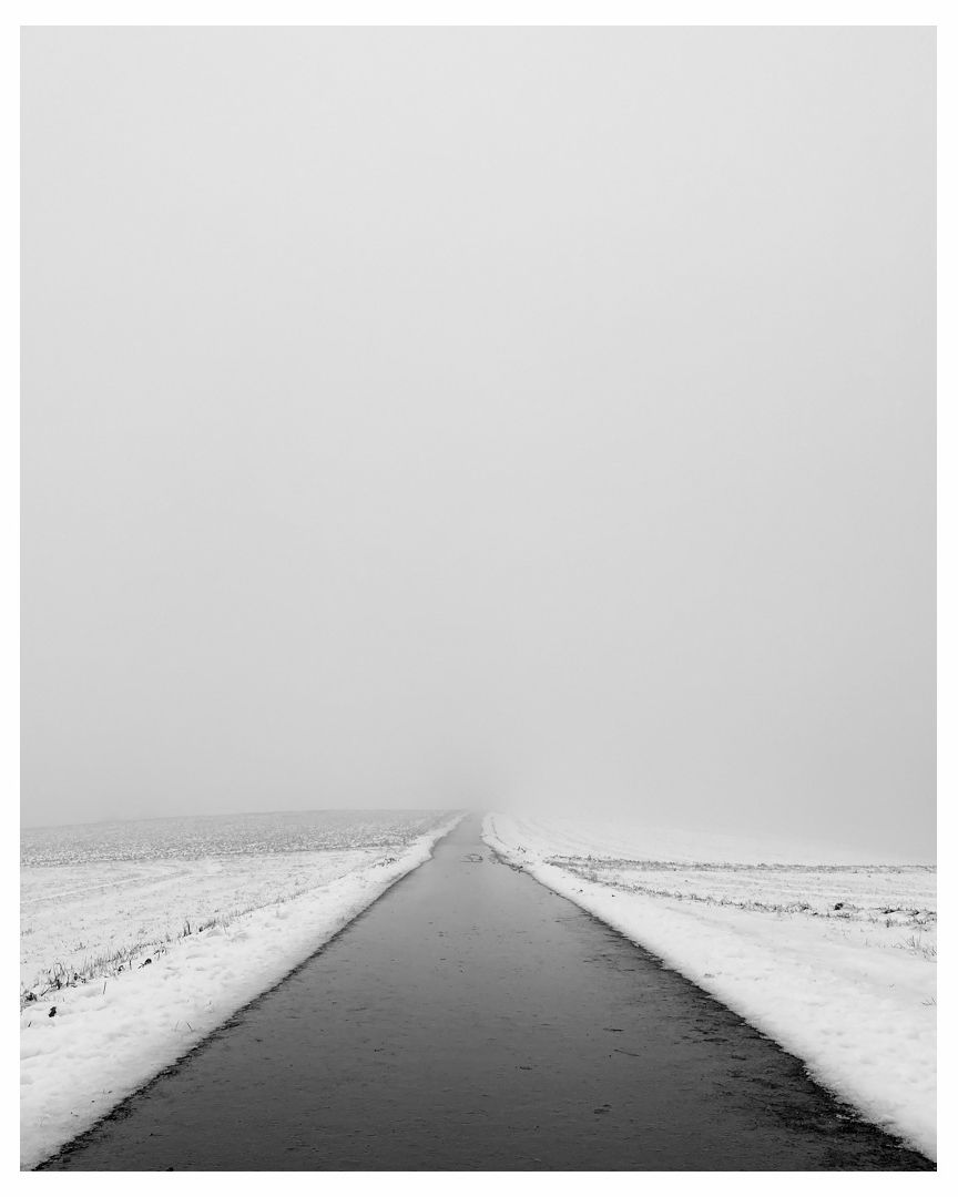 Minimalistische Landschaftsfotografie einer Straße