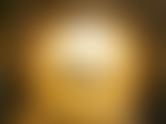 Geöffnetes altes Steinportal mit Holztüren und goldenem Licht, das den Blick auf einen ruhigen See, sanfte Hügel und eine weite, friedliche Landschaft freigibt.