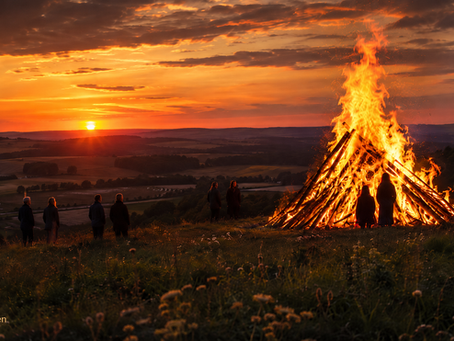 Sonnwendfeuer zur Sommersonnenwende 2026 am längsten Tag des Jahres auf einem Hügel bei Sonnenuntergang