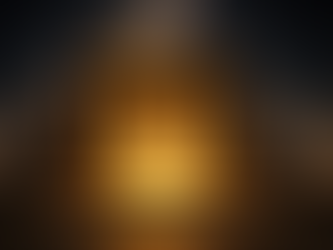 Mystisches monumentales Steintor in einer modernen spirituellen Szenerie bei Nacht. Ein großer dunkler Steinbogen mit warmem goldenem Licht im Inneren steht erhöht über einer kurzen Treppe. Über dem Tor leuchten die astrologischen Symbole von Saturn und Widder. Zwei große steinerne Wächterstatuen sitzen links und rechts des Eingangs. Feine vertikale Lichtlinien sind in die Säulen eingelassen. Über dem Bauwerk steigt eine leuchtende himmlische Treppe diagonal in den sternklaren Himmel. Im Hintergrund ist eine moderne Stadt-Silhouette zu sehen. Cinematische Beleuchtung mit goldenen Highlights, tiefen Schatten und monumentaler, symmetrischer Architektur.