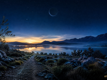 Fotorealistisches Titelbild zum Neumond am 16.05.2026 mit stillem See, Sternenhimmel, dunklem Neumond, goldenem Morgenlicht und dem Om-Symbol von JosuasGarden – Sinnbild für Aufbruch, Befreiung und das Aufleuchten des Kommenden im Licht der EWIGEN LIEBE.