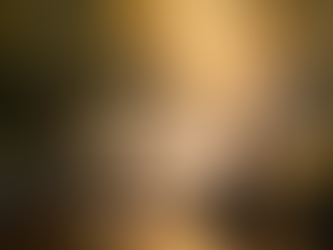 Meditierende Frau am ruhigen Waldbach im warmen Sonnenlicht, umgeben von Natur und Stille – Symbol für innere Klarheit, Bewusstsein und Herzverbindung.