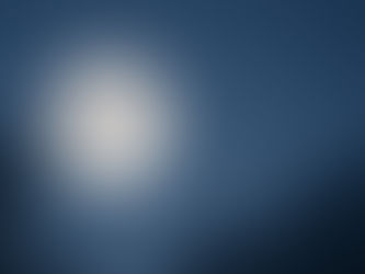 Ein heller Vollmond steht über einer winterlichen Landschaft. Klare Nachtluft, feine Wolken und ein weiter Horizont, der die Stille dieses Moments einfängt.