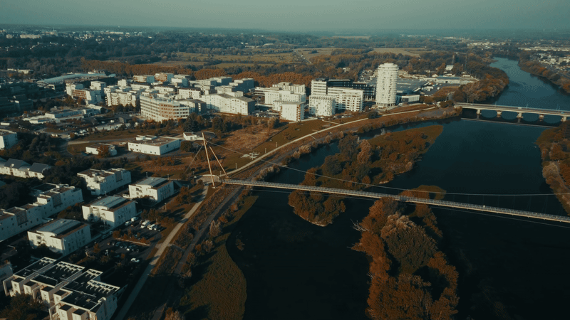 Prise de vue aérienne au dessus du Cher dans la ville de Tours.