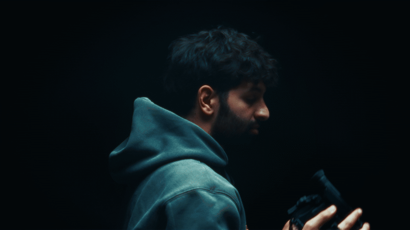 Léo Bougard, vidéaste et photographe à Tours. Ambiance studio sur fond noir et éclairage