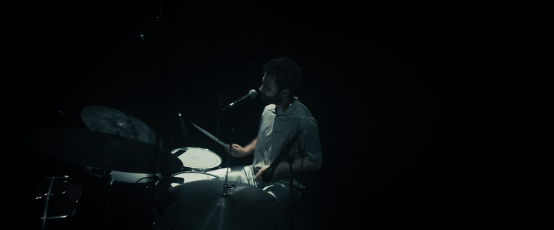 Live session du groupe de musique Mars Avril à Tours, ambiance de scène et captation sur fond noir. 