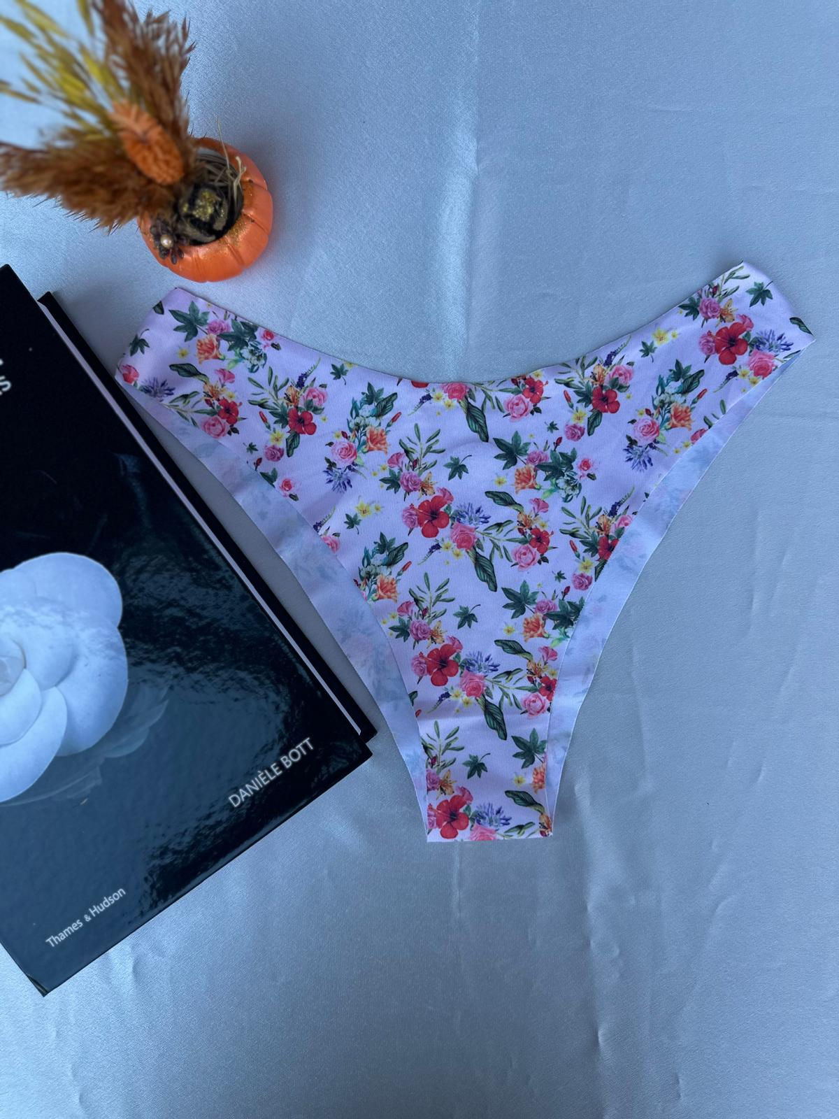 Çiçek desenli beyaz lazer kesim külot