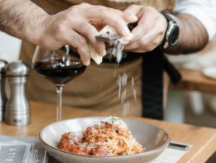 A TAVOLA! TO THE TABLE