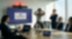 Sala de videoconferencia con varios profesionales alrededor de una mesa mientras intentan iniciar una reunión. En la pantalla principal aparece el mensaje “Logitech Rally Bar no se pudo conectar, compruebe la conexión”, indicando un problema de conexión del dispositivo de videoconferencia con el sistema de Microsoft Teams Rooms, lo que impide iniciar la reunión en la sala.