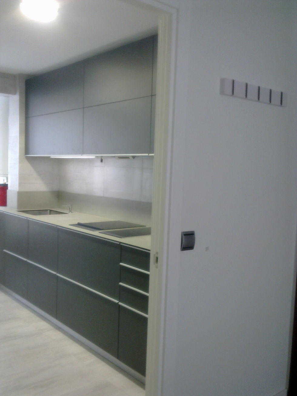 Cocina color gris grafito.