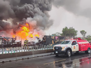 Incendio en Nezahualcóyotl Afecta Viviendas y Almacén de Llantas
