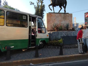 Accidente en Calzada México Xochimilco: Microbús choca contra muro de glorieta dejando 6 lesionados, incluyendo 2 menores en camino a la escuela