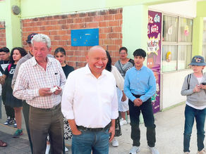 Raciel Pérez Cruz emite su voto en Tlalnepantla