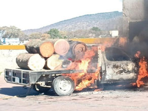 Pobladores Queman Camioneta de Presuntos Taladores de Árboles en San Miguel Mimiapan, Xonacatlán