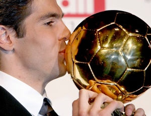 kaka-com-o-premio-bola-de-ouro-de-2007-1259492584878_300x230.jpg