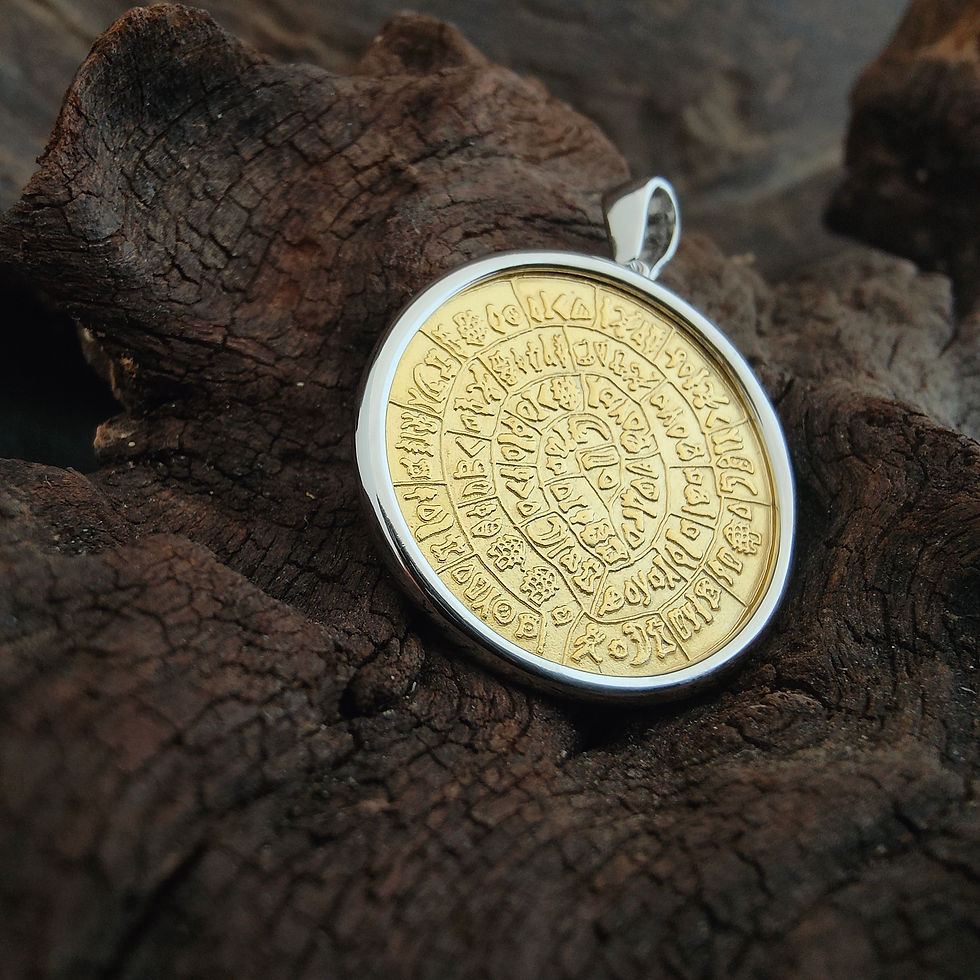Μικρογραφία: Gold pendant on wood background, Thetistreasures, engraved disc design.