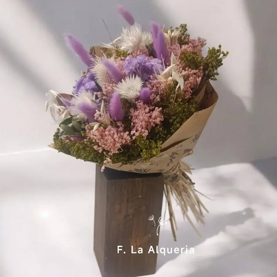 ramo secura morado de flores secas