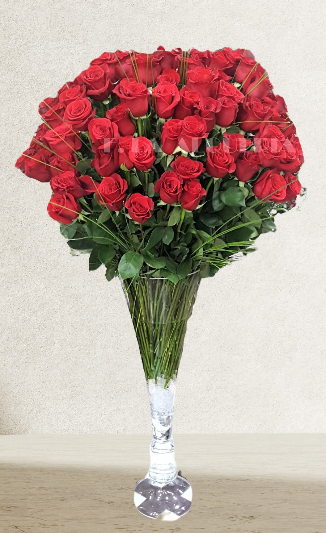 Gran copa de cristal con 100 rosas rojas, Iona red es una gran composición para un gran amor