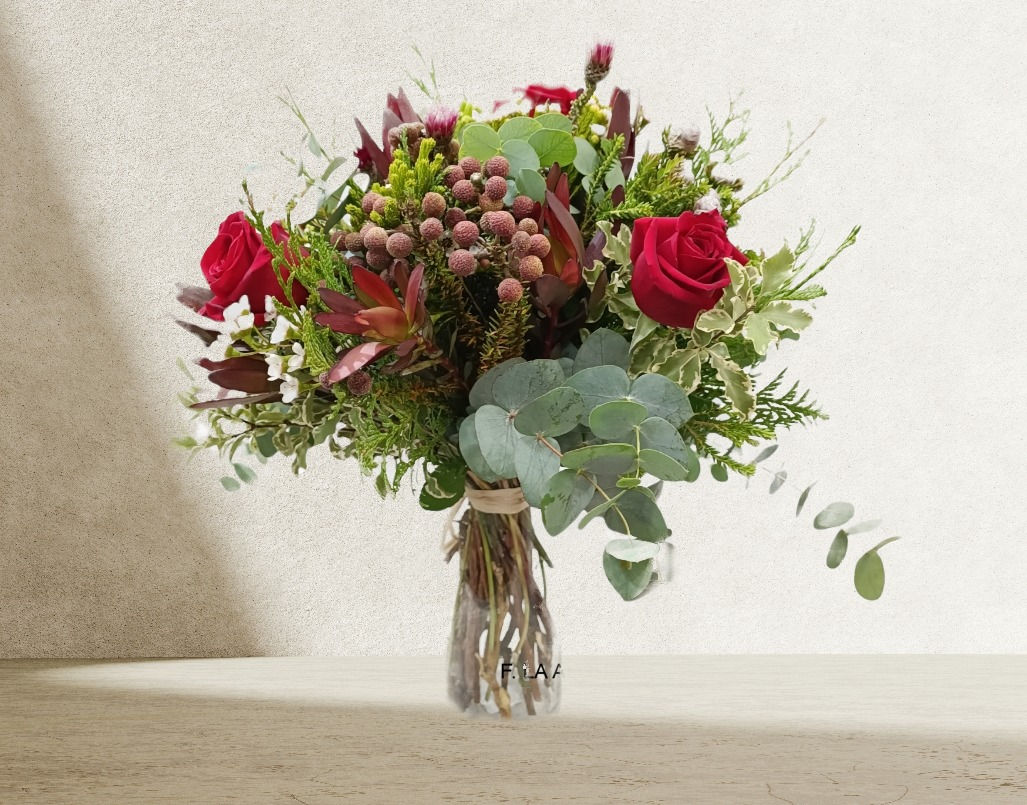 Ramo con rosas rojas y verdes africanos