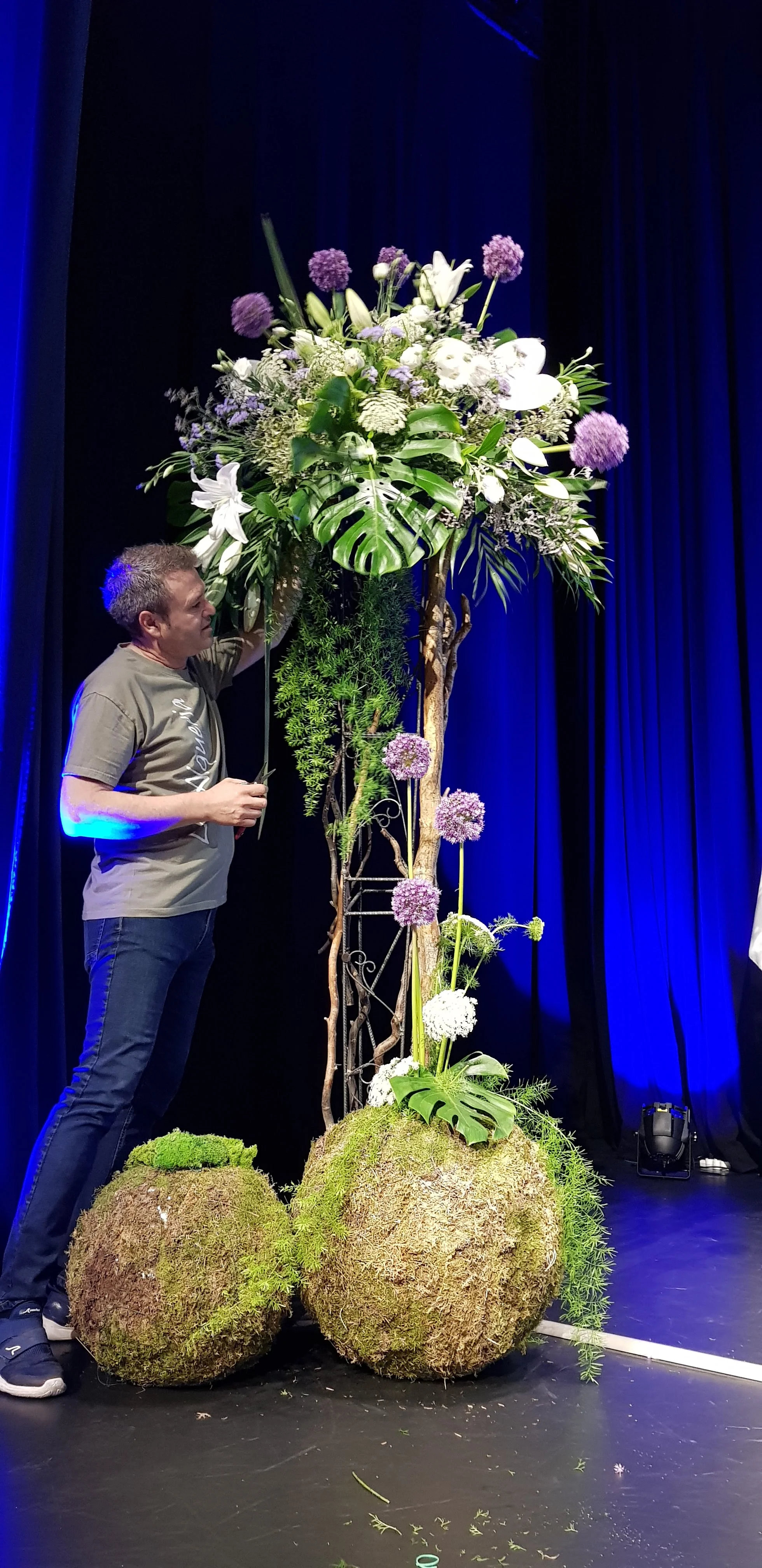 Montaje de flores en escenarios