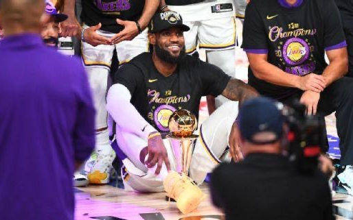 LeBron James renova com Lakes por mais dois anos