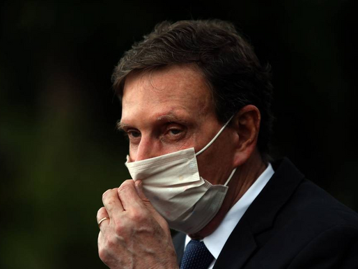 Crivella declara o uso obrigatório de máscara no Rio de Janeiro.