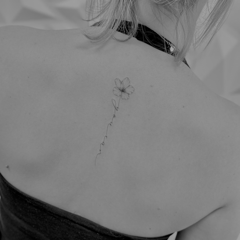 Filigranes Blumentattoo entlang der Wirbelsäule