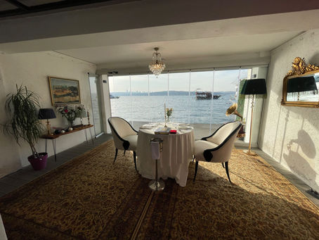 boğazda romantik akşam yemeği masası