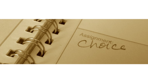 Notizbuchseite mit Spiralbindung. Handschriftliche Notiz: "Assignment: choice". Sepia-Ton verleiht der Szene einen nachdenklichen Look.