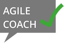 Sprechblase mit Text "AGILE COACH" in Weiß auf grauem Hintergrund. Grüner Haken rechts zeigt Zustimmung oder Bestätigung.