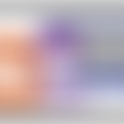 Zwei stilisierte Figuren, eine orange, eine lila, vor einem blauen Laptop. Beide lächeln. Hintergrund ist weiß. Emoticon-Stil.