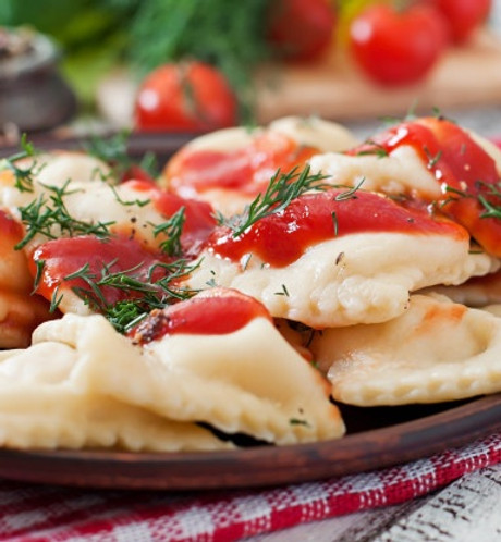 deliciosos-ravioles-salsa-tomate-eneldo_