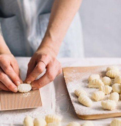 haciendo-pasta_23-2147985211.jpg