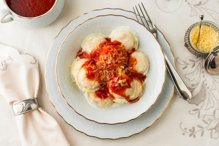 raviolis-salsas-tomate-queso-rallado-taz
