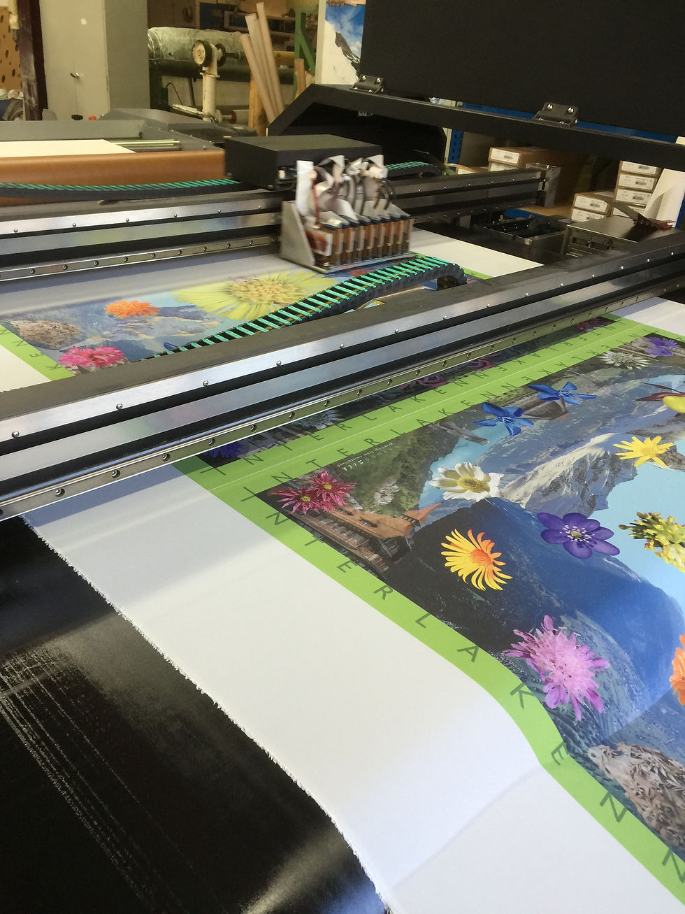 Das Seidenfoulard «Interlaken» auf dem Drucktisch der Seidendruckerei Mitlödi