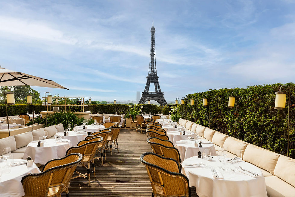 La Suite Girafe delivers exclusivity through its private terrace overlooking the Eiffel Tower. Known for its seafood-forward cuisine and elegant setting, the restaurant offers a discreet yet glamorous dining experience. The menu places a strong emphasis on premium seafood platters and refined Mediterranean flavors.