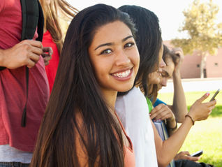 Estudiante satisfecha con sus notas